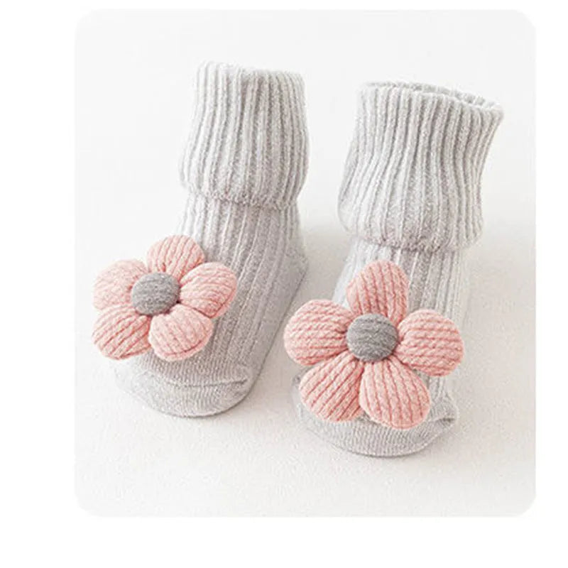 Cotton baby floor socks in assorted colours and prints like blue bow and pink stars on a size chart.