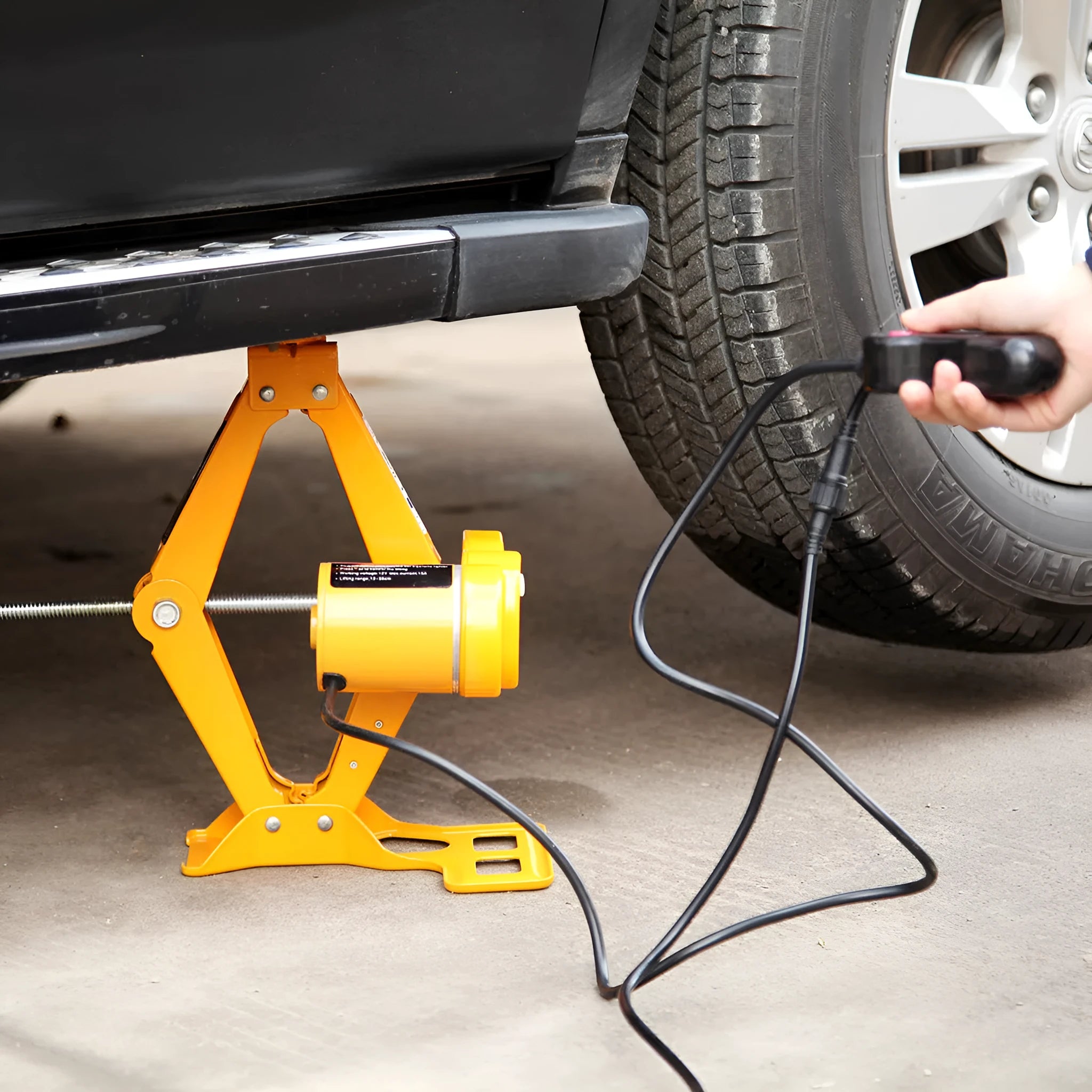 TY002 style electric hydraulic vehicle jack kit with 2 tonne capacity.