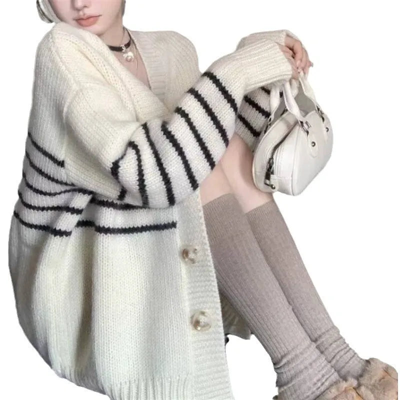 Polyester button cardigan with 3D pattern and collar in autumn casual style