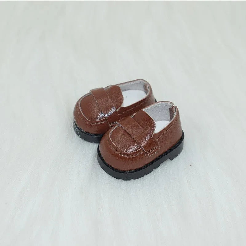 A pair of 17 cm high black doll shoes made from PU leather, shown as a keychain accessory.