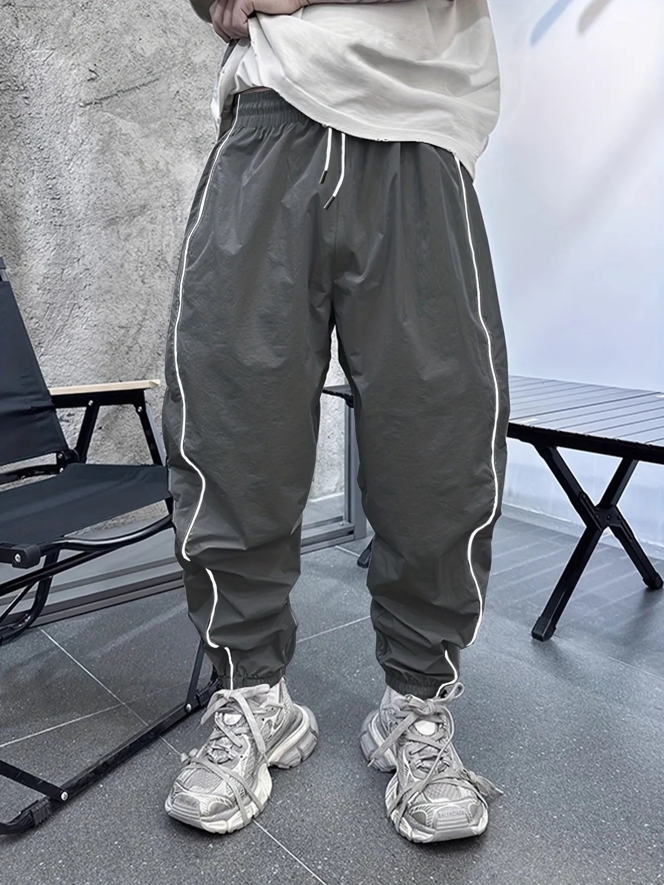 Men's loose blue bamboo fibre sports trousers with cropped leg and high elasticity fabric.