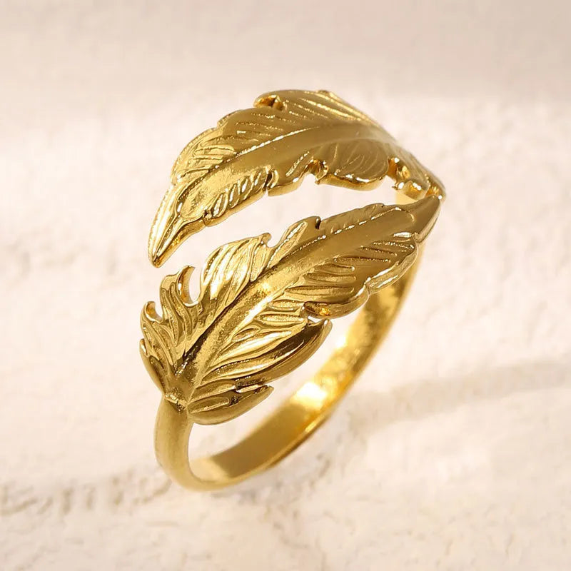 Adjustable opening feather ring in titanium steel with silver or gold electroplated finish