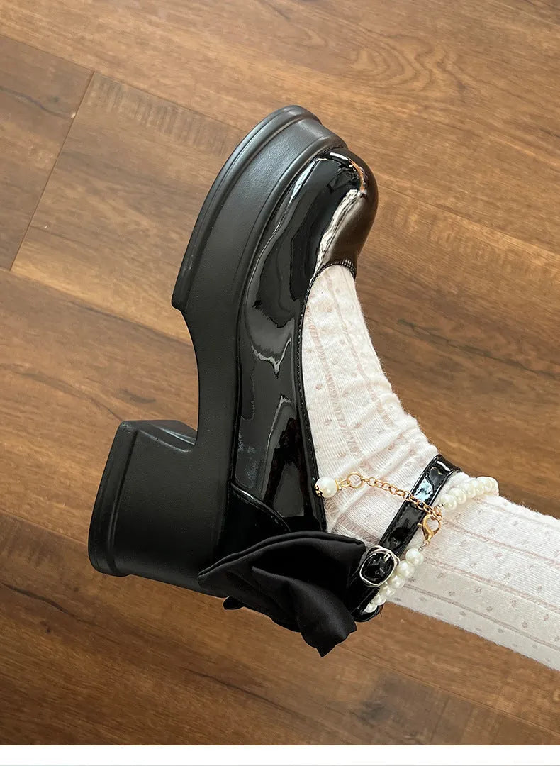 Women's black chunky heel Mary Jane shoes with round toe and mid-cut instep on a white background.